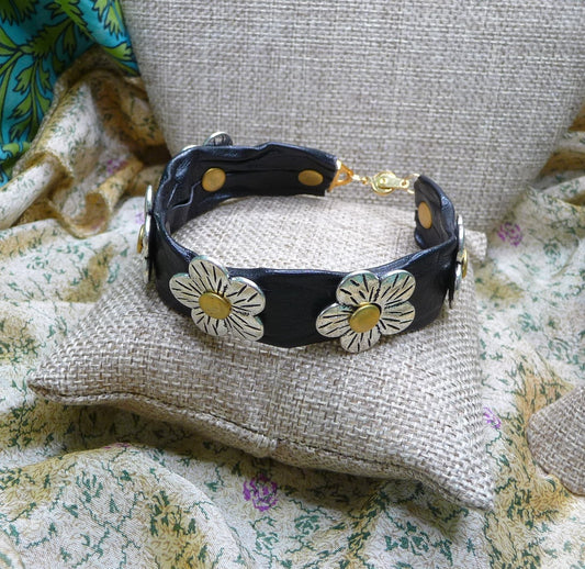 Black Wavy Nappa Black Leather Bracelet with Riveted Flowers